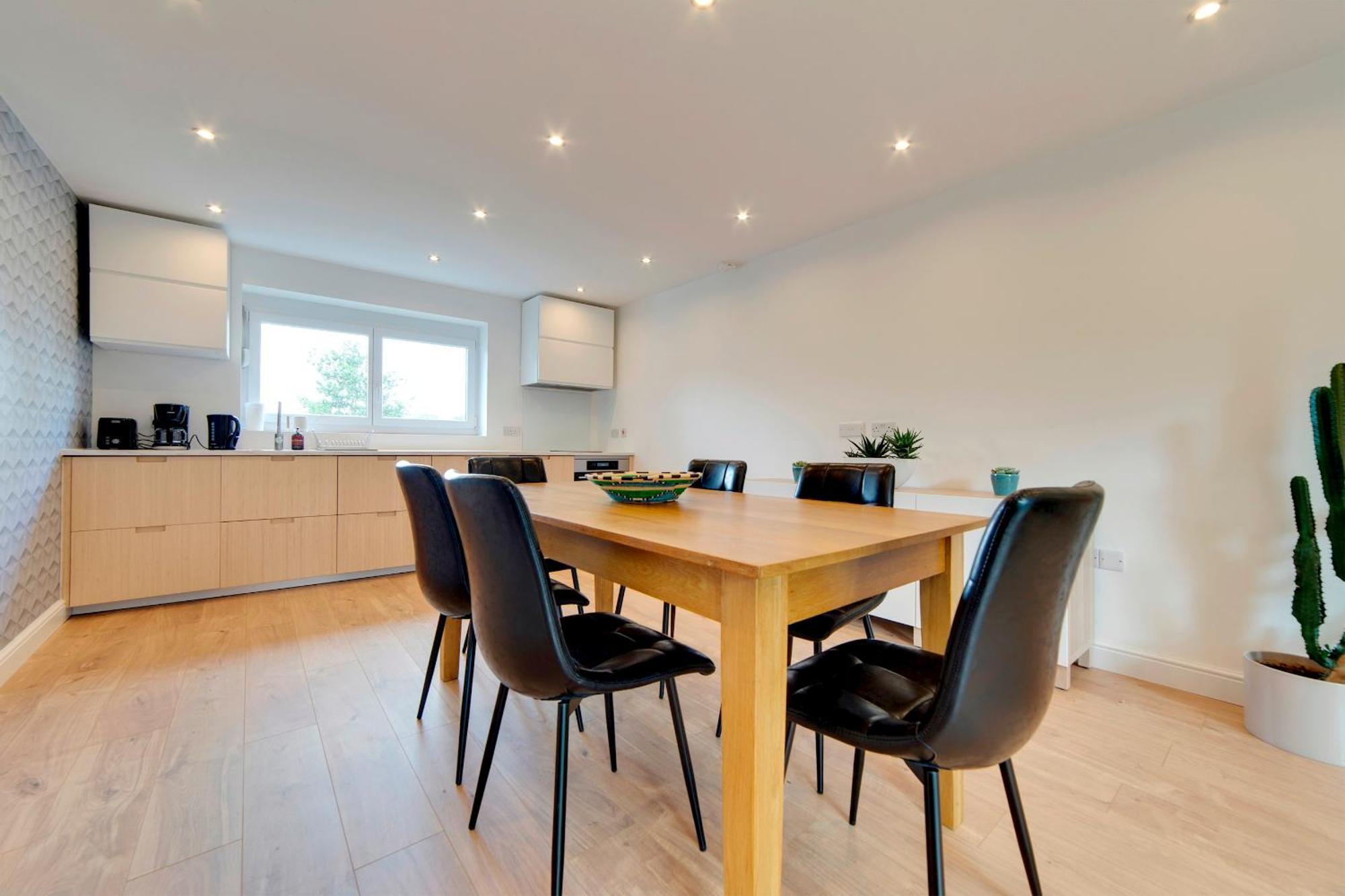 Pass The Keys 49 Byron Square Modern And Spacious 3 Bed Home With Free Parking CBG エクステリア 写真