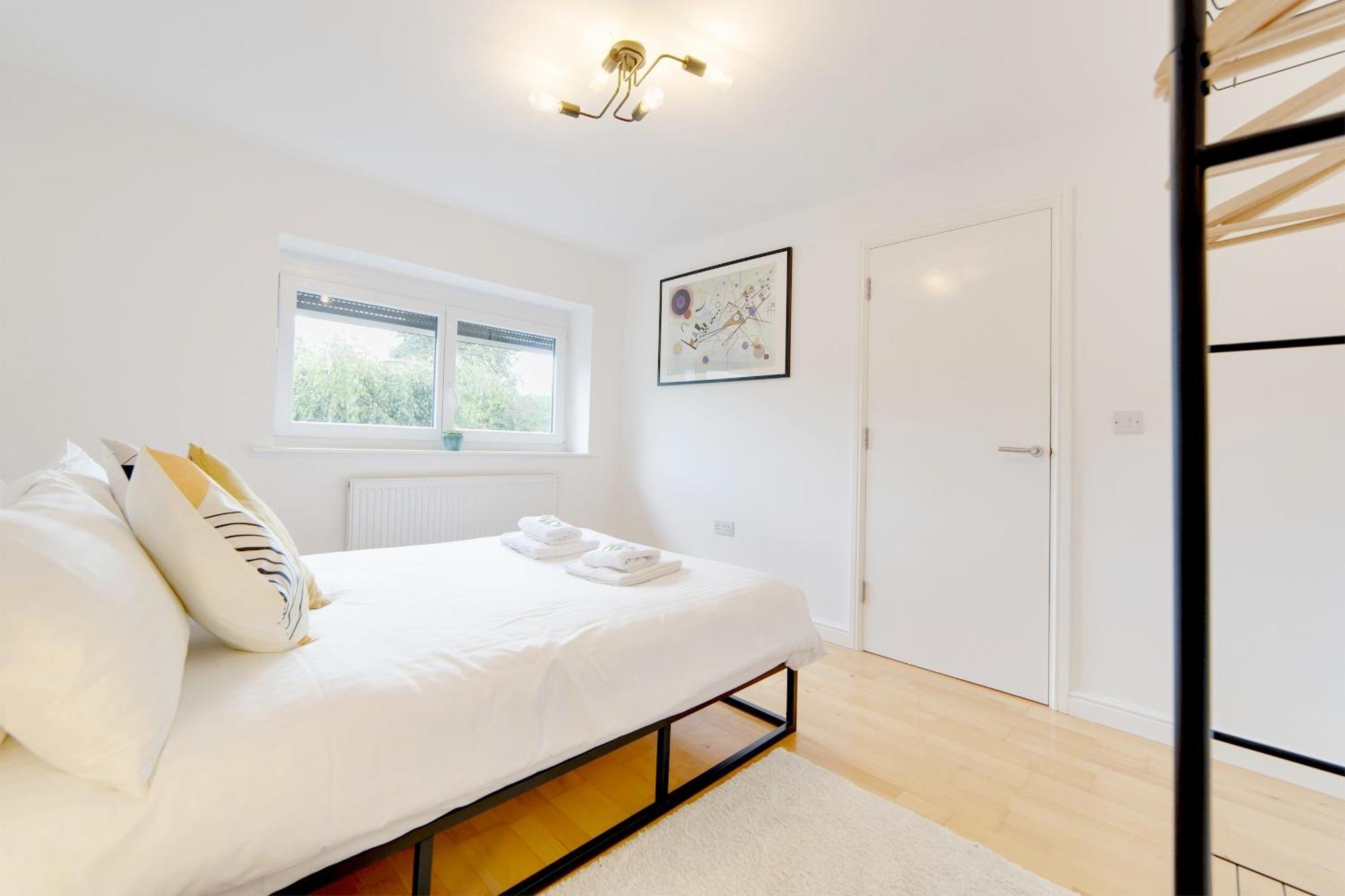 Pass The Keys 49 Byron Square Modern And Spacious 3 Bed Home With Free Parking CBG エクステリア 写真